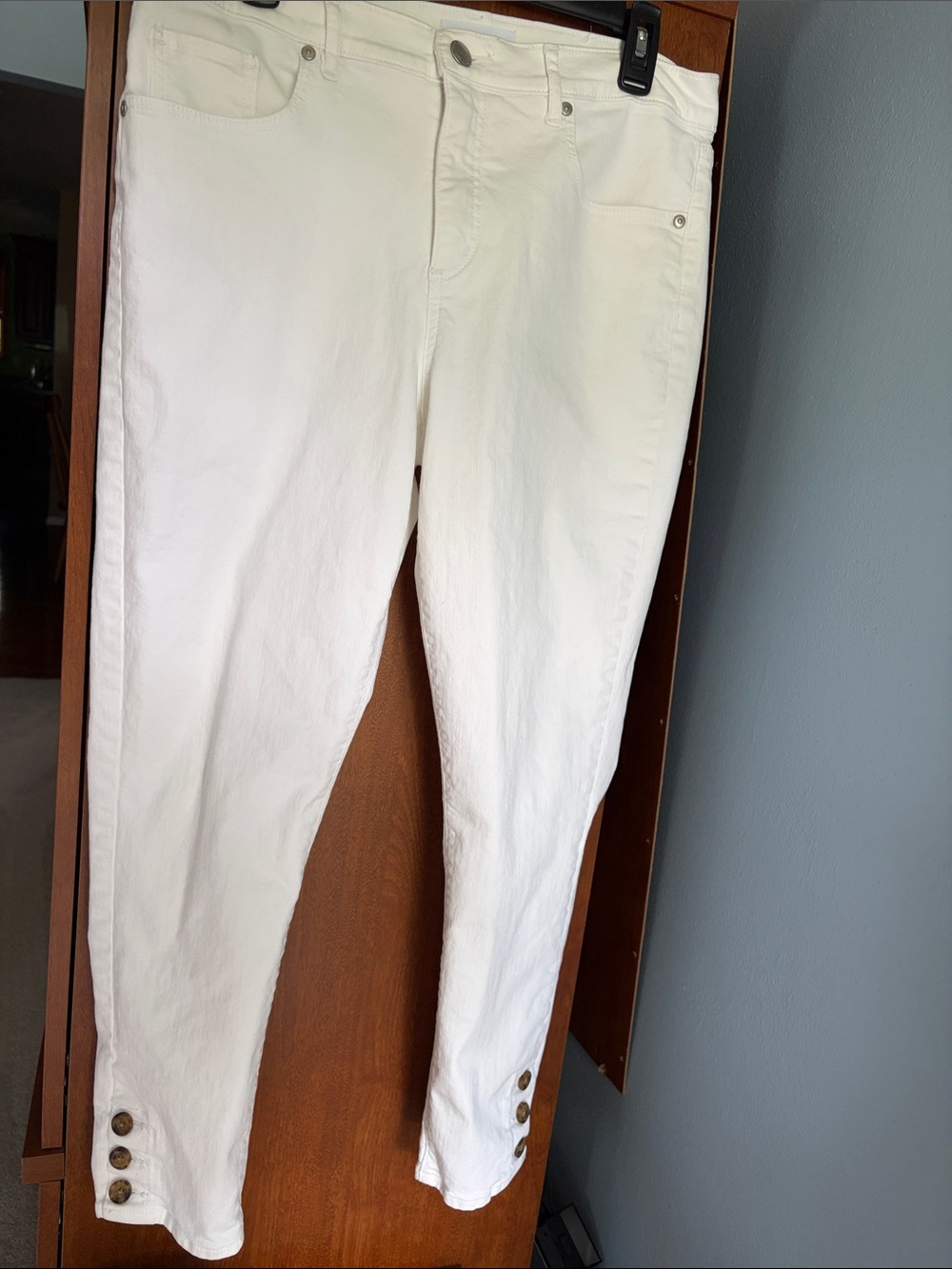 LOFT White Slim Pockets Button Front Jeans, buttons at the bottom size 31/12